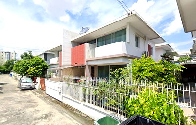 Houses for rent Srithai Engineering Products : Fully furnished great location 3 bed JaiTo Market 300m. BangPhli Fresh Market 1.6km. Luxury 2-story