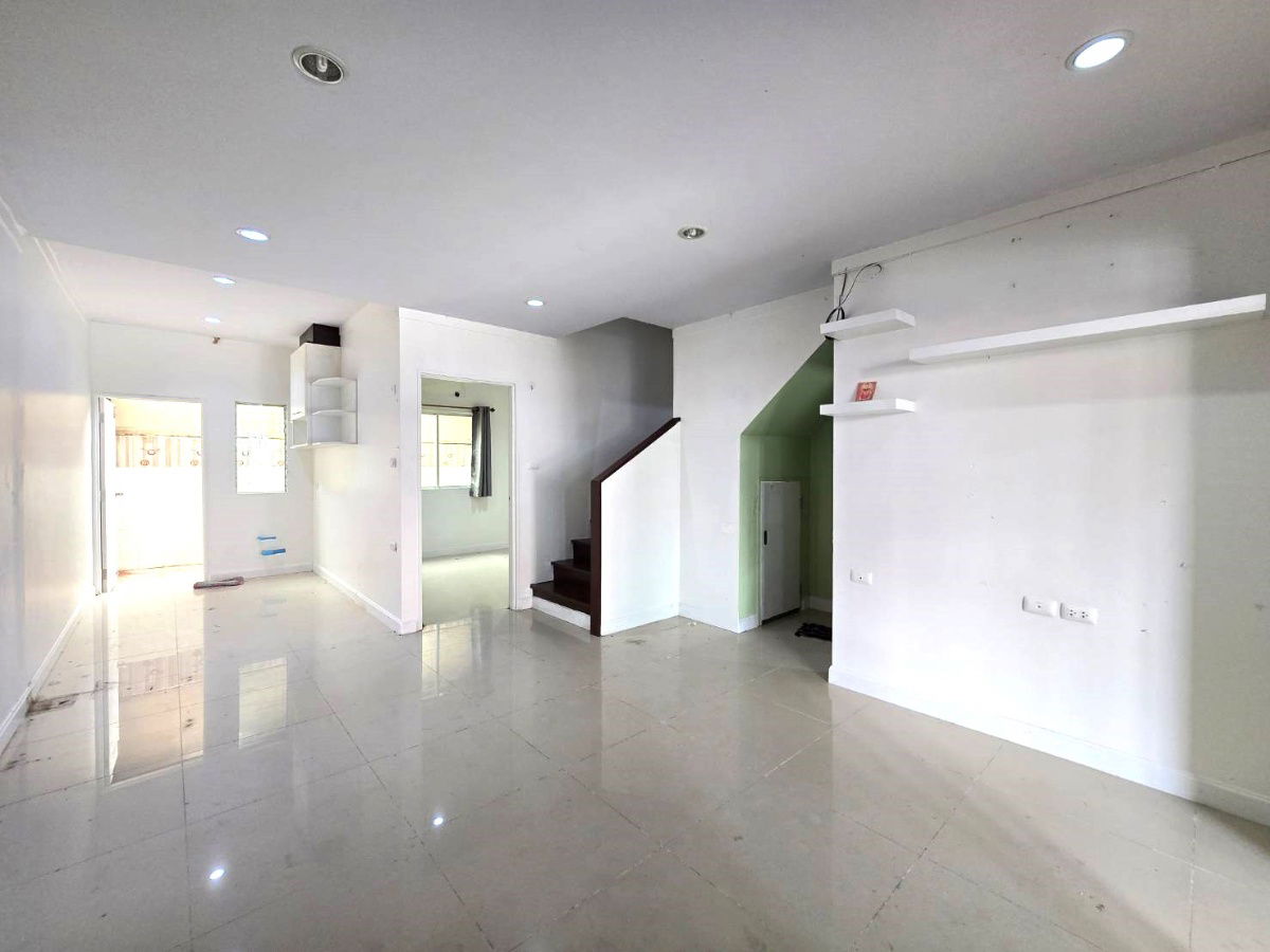 รูป ถูกที่สุดในหมู่บ้าน!! ทาวน์โฮม 2 ชั้น ขายตามสภาพ หมู่บ้าน ไอลีฟ ทาวน์ ลำลูกกาคลอง 3 ราคาดีแบบนี้มีเพียงหลังเดียวเท่านั้น! - รูปที่ 3/16