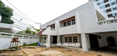 Houses for rent Watthana : 🔼🔽 AccomA 📩 Home Office 3 BR House in Khlong Toei Nuea (AA24422)
