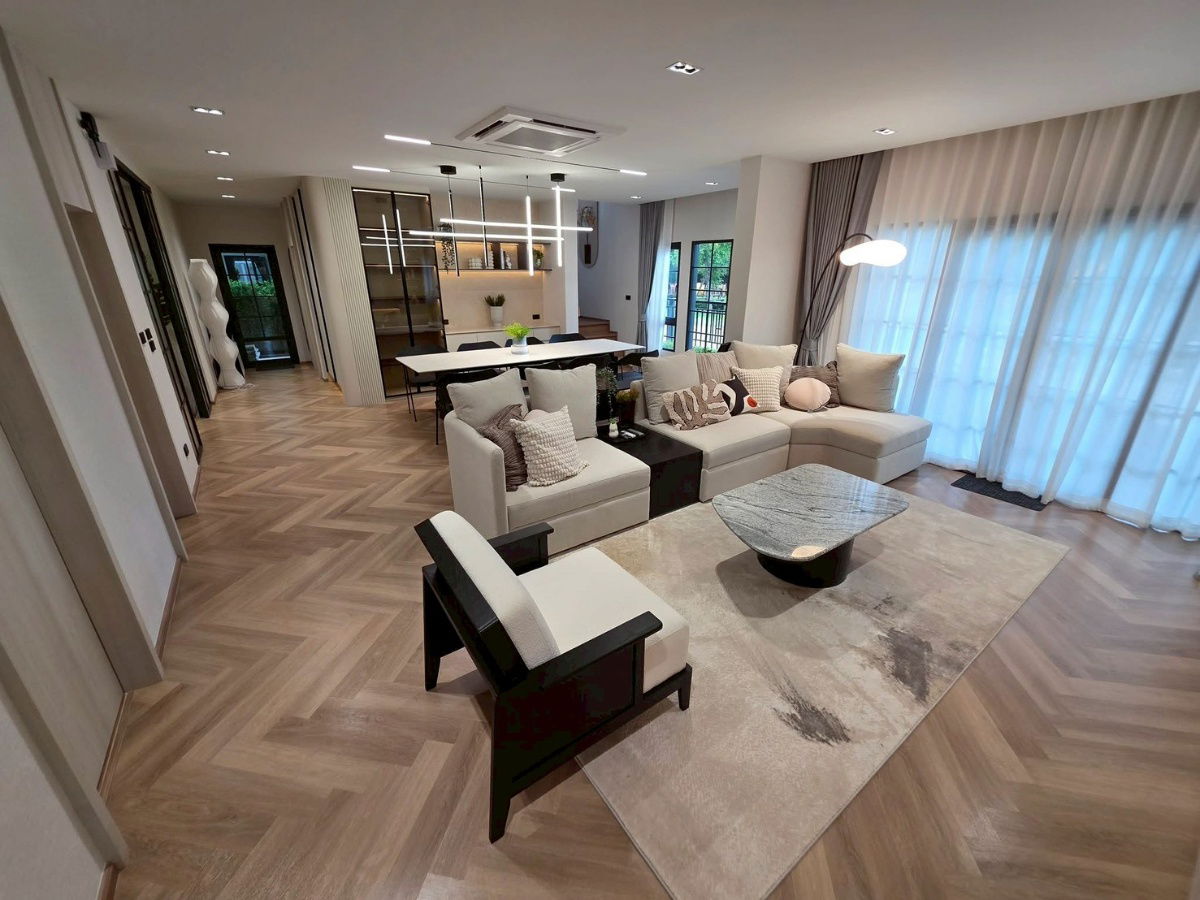 รูป 💎 บ้านให้เช่า Centro บางนา – หน้าสวนหลังใหญ่ ตกแต่งครบ หรูพร้อมอยู่ 4 ห้องนอน 5 ห้องน้ำ หัวมุม หน้าสวน ไม่มีบ้านตรงข้าม เห็นวิวสวนจากเกือบทุกห้อง! - รูปที่ 3/20