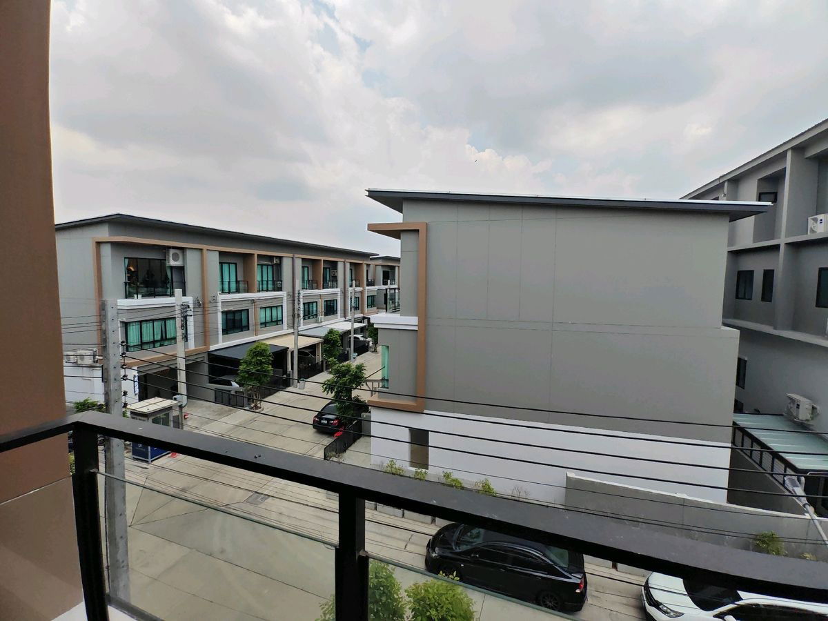 รูป 💥CP-9255💥ให้เช่า ทาวน์โฮม หมู่บ้าน พรีเมี่ยม เพลส พหลโยธิน - รามอินทรา เฟอร์และเครื่องใช้ไฟฟ้าครบ พร้อมเข้าอยู่  👉แอดไลน์ @expertcondo - รูปที่ 2/18