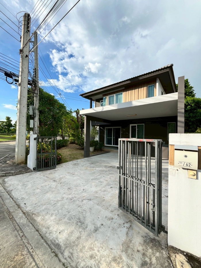 picture  Two storey house for rent with 3 bedrooms,3 toilets and 1 kitchen.  - 31/32