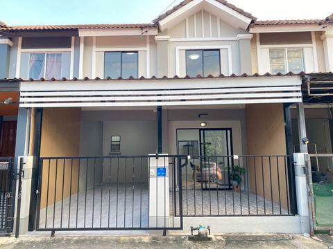 ทาวน์เฮ้าส์ รีโนเวทใหม่ พร้อมเฟอร์ฯ หมู่บ้าน พฤกษา67 ลำลูกกา 11 คลอง2 ถนนเสมาฟ้าคราม คูคต ลำลูกกา ปทุมธานี ใกล้รถไฟฟ้าสายสีเขียว สถานีคูคต