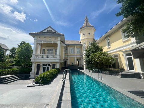 	 5-bedroom luxurious house near Thonglor
