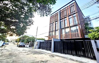 บ้านแฝด กรุงเทพมหานคร : ขาย บ้านแฝด Pool Villa 3.5 ชั้น พระราม 9 ซอย 51 รีโนเวทใหม่ทั้งหลัง 43 ตร.วา