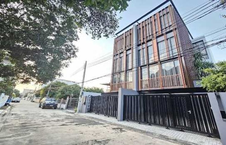 ขาย บ้านแฝด Pool Villa 3.5 ชั้น พระราม 9 ซอย 51 รีโนเวทใหม่ทั้งหลัง 43 ตร.วา