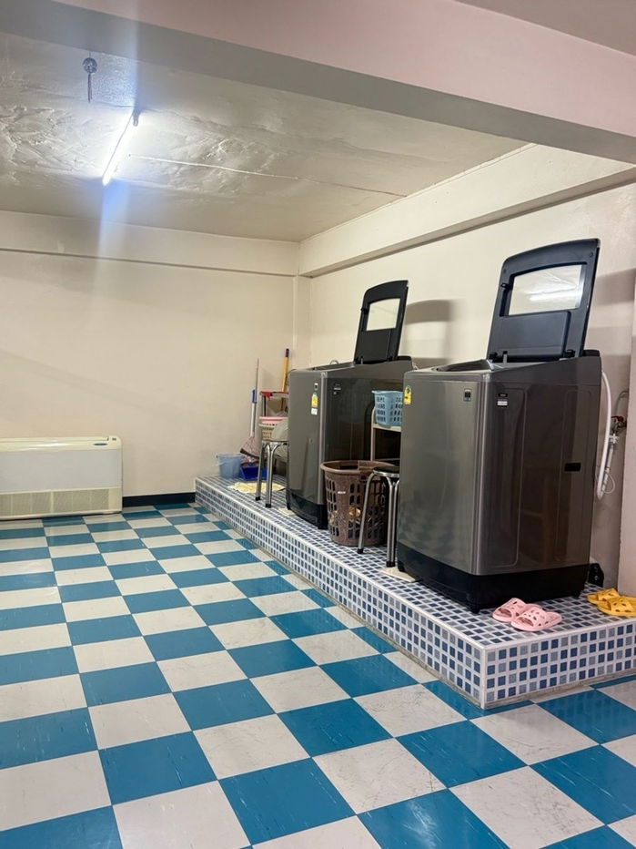 picture A lot of space in building , Parking 6 cars in the building , Commercial building for Sale Ratchawithi Road - 46/51