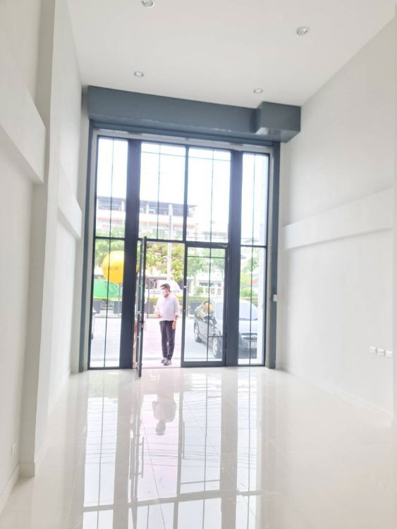 รูป ที่จอดรถเยอะ เพดานสูง ทำเลดี ติดถนนใหญ่ ตึกแถว อาคารพาณิชย์ ถนนอ่อนนุช - รูปที่ 3/8