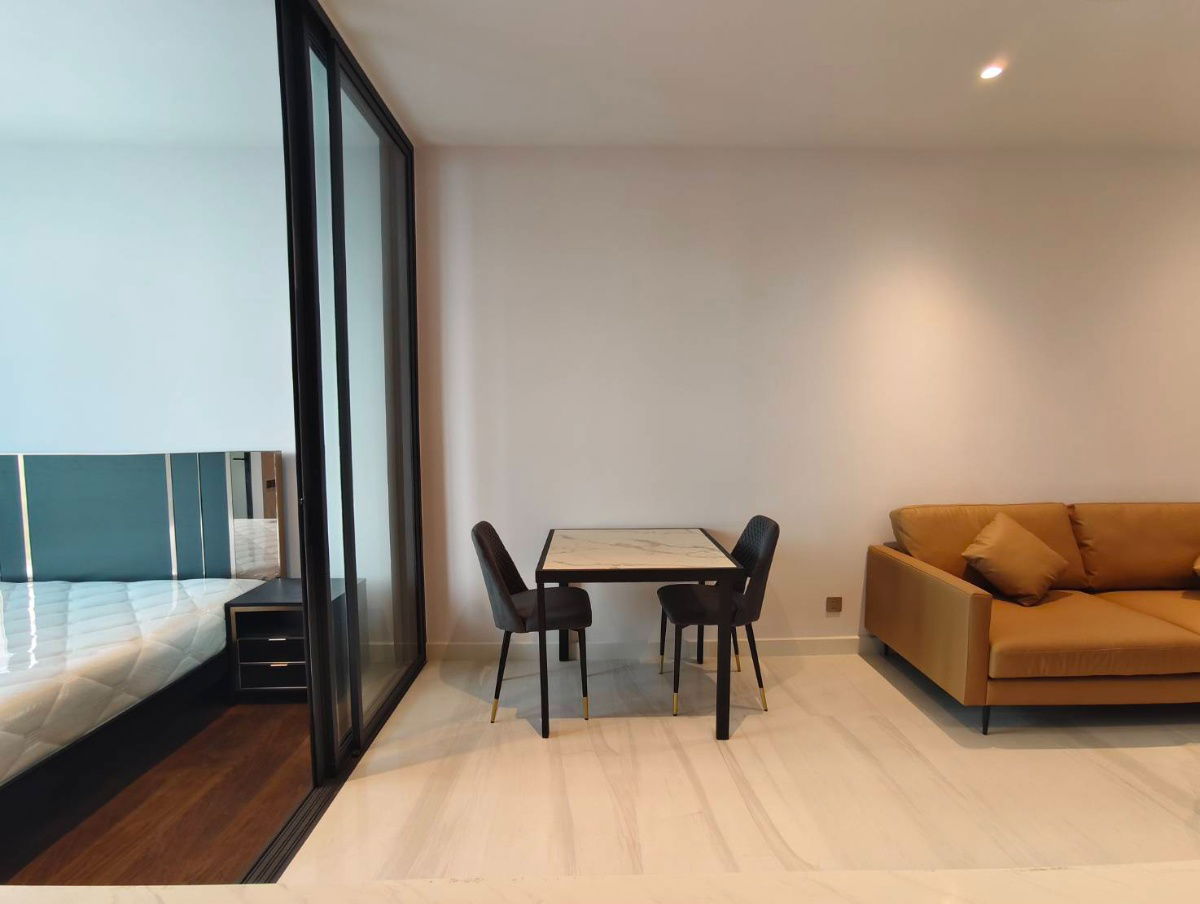 picture OMG2626  Brand new Luxury 1 Bedroom unit / Sathorn CBD  < Available 31-Oct-25 > @ [ Supalai Icon Sathorn ] - 4/10