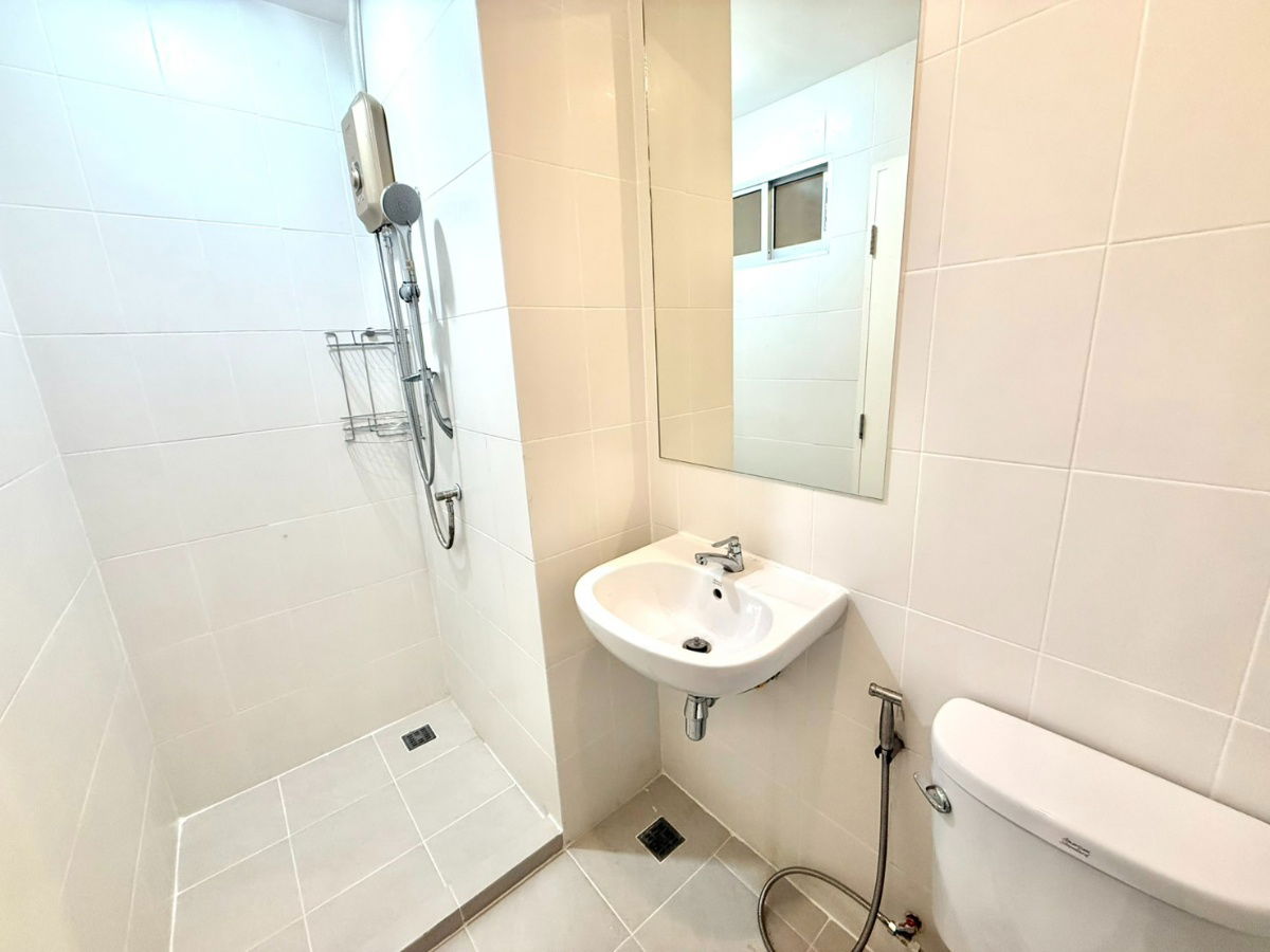 รูป ขาย !!** วี คอนโด ลาดกระบัง ห้องแต่งครบ สวยมากกกก เก็บสีใหม่ทั้งหมด บิ้วอินทั้งห้อง  ห้องพร้อมหิ้วกระเป๋าเข้าอยู่ค้า - รูปที่ 23/29