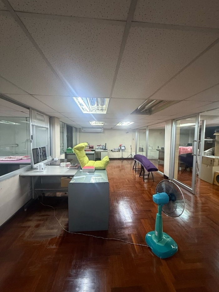 picture A lot of space in building , Parking 6 cars in the building , Commercial building for Sale Ratchawithi Road - 12/51