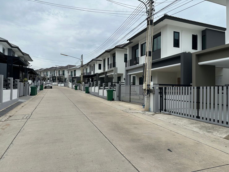 รูป บ้านใหม่ให้เช่า : Lake Velly (บ่อวิน) : 3 ห้องนอน 3 ห้องน้ำ พื้นที่ 45 ตรว ตกแต่งครบ พร้อมเข้าอยู่  - รูปที่ 4/28