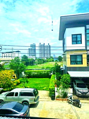 Townhouses for rent วิทยาลัยเซาธ์อีสท์บางกอก : Srinakarin Road. Sukumvit113 MRT SriThepha 1km. For rent 3-story townhome new first hand 19sqwa
