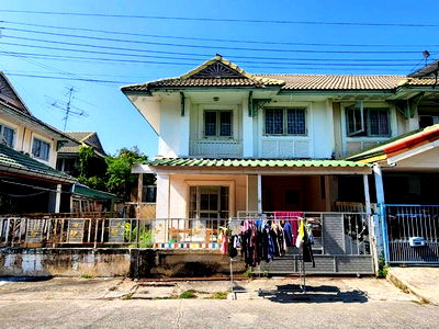 Townhouses for sale Tamru-Bang Phli Road : FOR SALE  TOWNHOUSE PROPERTY  2420000 BAHT.