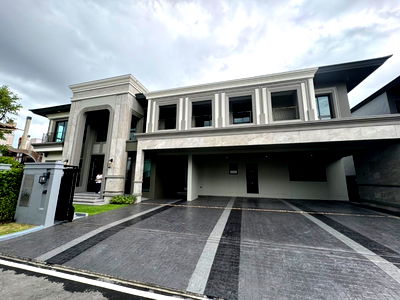 บ้านเดี่ยว เขตลาดกระบัง : ขายหรือเช่าบ้านเดี่ยวสุดหรู 2 ชั้น แกรนด์บางกอกบูเลอวาร์ด กรุงเทพกรีฑา 135 ตร.ว. เลี้ยงสัตว์ได้ ตกแต่งจัดเต็ม ใกล้สนามบินสุวรรณภูมิ