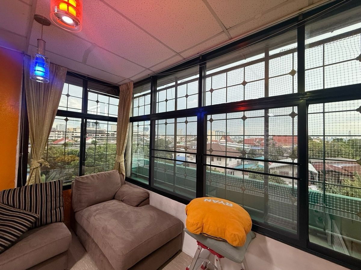 picture A lot of space in building , Parking 6 cars in the building , Commercial building for Sale Ratchawithi Road - 41/51