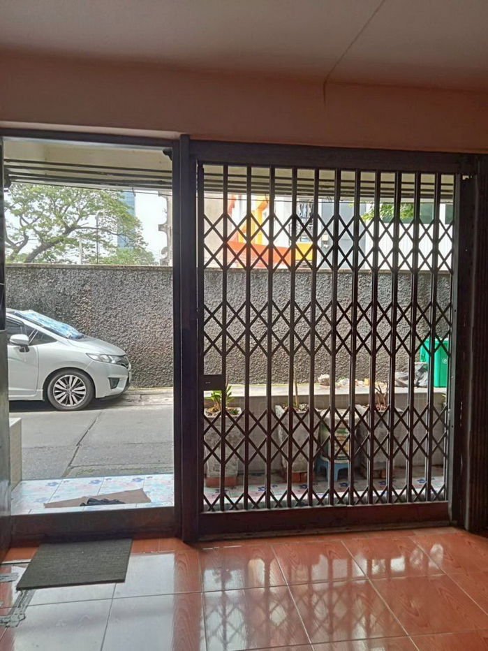 รูป ขายด่วน! ตึกแถว 4 ชั้น ย่านเอกมัย แยก 1 — ผู้เช่าเต็ม พร้อมรับรายได้ทันที - รูปที่ 2/15