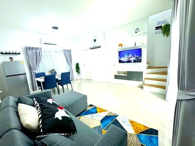 เช่าทาวน์โฮม บางบัวทอง นนทบุรี : รร. ปิยะฉัตร 2.1 กม.โลตัส บางกรวยไทรน้อย 2.9 กม. ให้เช่าทาวน์โฮมพรีเมียมสุดหรู 2 ชั้น 17 ตร.ว.140 ตร.ม.คลับเฮ้าส์ สไตล์รีสอร์ท