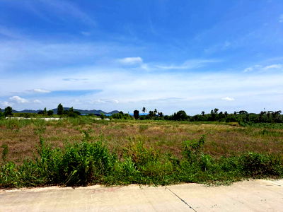 Land for sale Ammata City Industrial Estate : 15 rai of land for sale in Bang Lamung, Chonburi, near the EEC Laem Chabang motorway. 