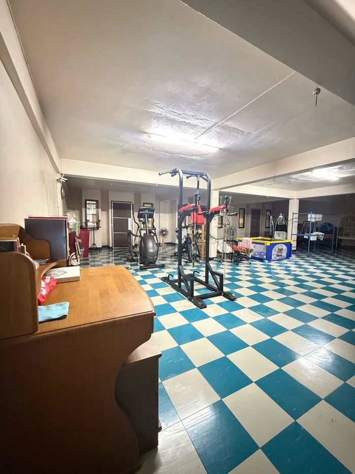 picture A lot of space in building , Parking 6 cars in the building , Commercial building for Sale Ratchawithi Road - 45/51