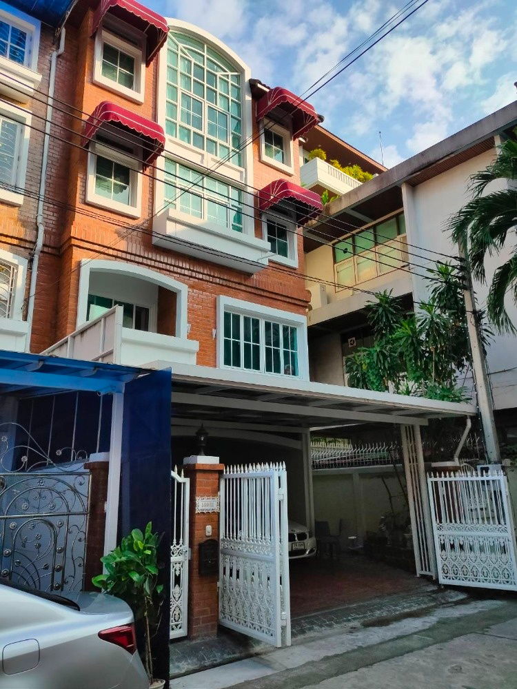 Twin houses for sale : Corner house , have lift in the house , A lot of space in the house Yenakart Residence