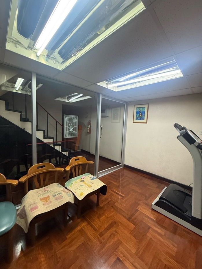 picture A lot of space in building , Parking 6 cars in the building , Commercial building for Sale Ratchawithi Road - 17/51