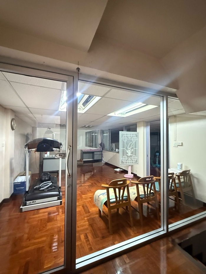 picture A lot of space in building , Parking 6 cars in the building , Commercial building for Sale Ratchawithi Road - 18/51