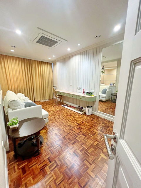picture Cheaper than a Penthouse BTS Nana.550m.Ploenchit 400m. Luxury 2-story townhouse for rent 34 sq.wa. - 4/8