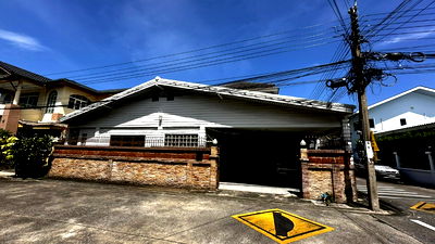 บ้านเดี่ยว นาคนิวาส 17 : ขายที่ดินพร้อมบ้านชั้นเดียว ซอยนาคนิวาส 17 ใกล้รถไฟฟ้าสถานีโชคชัย 4 เดินทางสะดวก เชื่อมต่อลาดพร้าว – โชคชัย 4 – เลียบด่วนเอกมัย–รามอินทรา