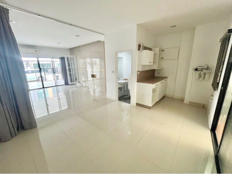 รูป ให้เช่าบ้านทรีโอร่มเกล้า(Trio Romklao) ติดถนนใหญ่ร่มเกล้า ใกล้สนามบินสุวรรณภูมิ - รูปที่ 2/8