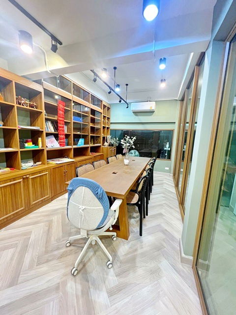 picture Cheaper than a Penthouse BTS Nana.550m.Ploenchit 400m. Luxury 2-story townhouse for rent 34 sq.wa. - 1/8