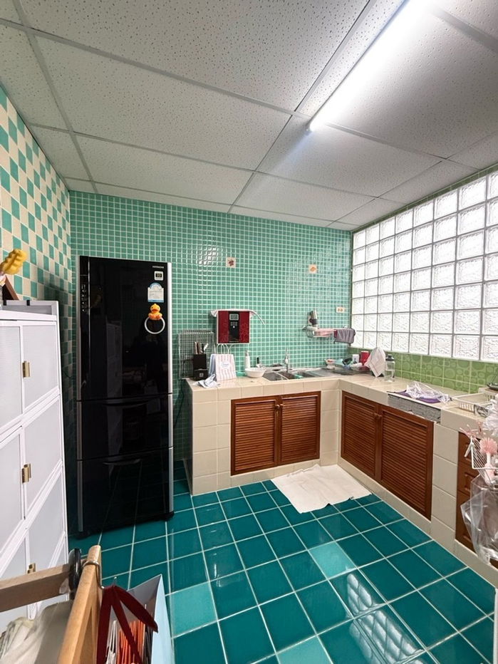 picture A lot of space in building , Parking 6 cars in the building , Commercial building for Sale Ratchawithi Road - 30/51