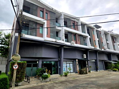 เช่าทาวน์โฮม ถนนเพิ่มสิน : HR2946ให้เช่าโฮมอออฟฟิต 3.5 ชั้น โครงการ B Avenue อยู่ติดถนนวัชรพล เหมาะทำสำนักงาน และพักอยู่อาศัย