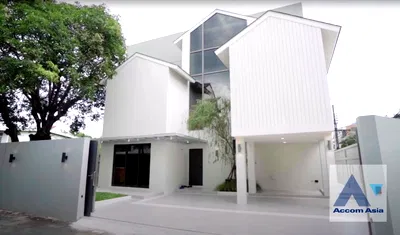 Houses for sale Sukumvit 46 : 🔼🔽 AccomA 📩 Pet friendly 3 BR House in Phra Khanong Nuea (AA35371)