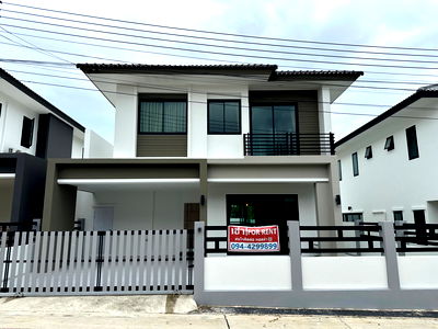 เช่าบ้านแฝด ชลบุรี : บ้านใหม่ให้เช่า : Lake Velly (บ่อวิน) : 3 ห้องนอน 3 ห้องน้ำ พื้นที่ 45 ตรว ตกแต่งครบ พร้อมเข้าอยู่