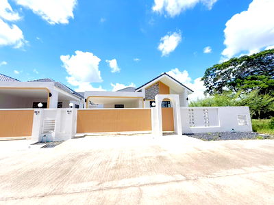 Houses for rent North Chiang Mai University :  Single storey house for rent with 3 bedrooms,2 toilets and 1 kitchen. 