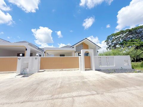 Single storey house for rent with 3 bedrooms,2 toilets and 1 kitchen.