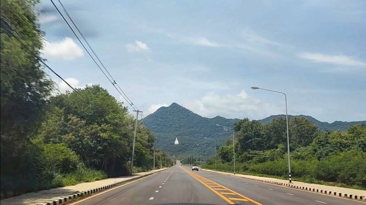 รูป ซื้อ ขายที่ดิน ที่สวย วิวเขา ปากช่อง ที่ดินโคราช 100ไร่ ใกล้องค์พระขาว แบ่งขายได้ สนใจ Line ID: @951qfbfi - รูปที่ 1/4