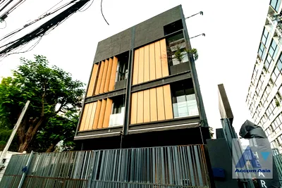 ทาวน์โฮม BTS บางจาก : 🔼🔽 AccomA 📩 Pet friendly 4 BR Townhouse @Luxury Style in Prime Location (AA32361)