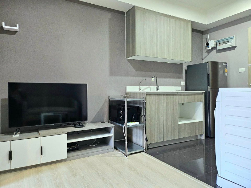 รูป ขายคอนโด A Space Mega 1 ระเบียงกว้าง วิวสระ ทิศตะวันออกรับแดดเช้า มีเฟอร์นิเจอร์และเครื่องใช้ไฟฟ้าครบ คอนโดติดห้างสรรพสินค้า Mega bangna- SW003137  - รูปที่ 3/9