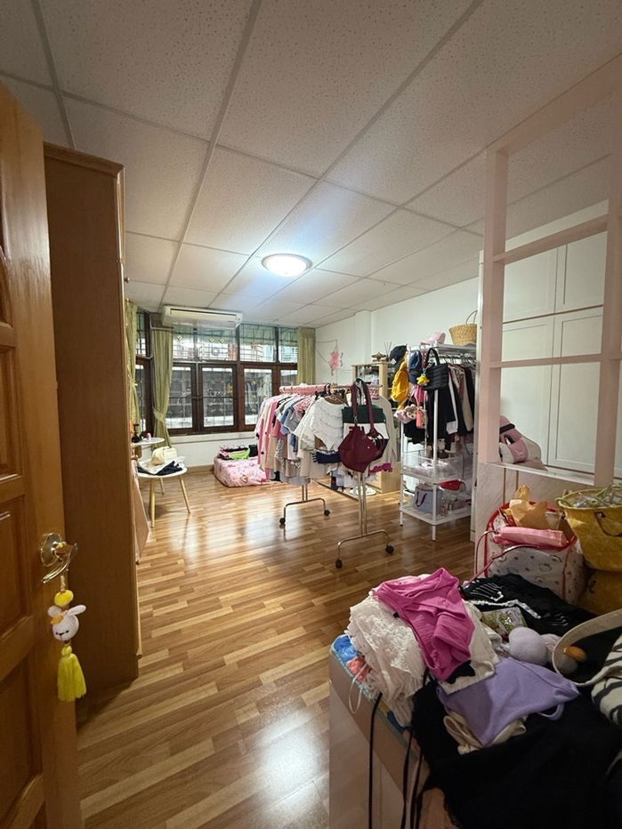 picture A lot of space in building , Parking 6 cars in the building , Commercial building for Sale Ratchawithi Road - 36/51