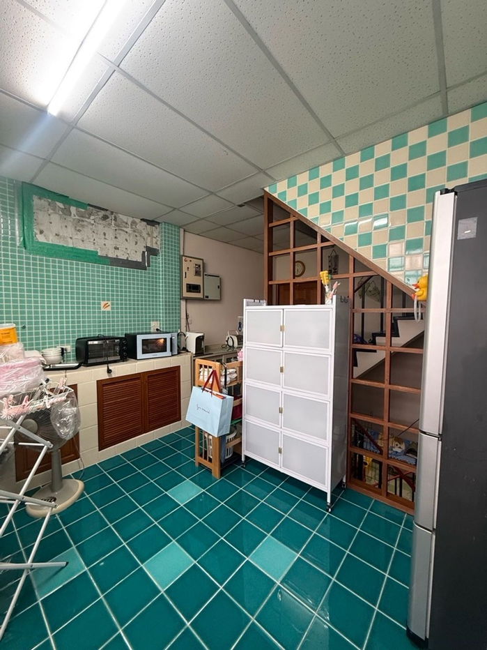 picture A lot of space in building , Parking 6 cars in the building , Commercial building for Sale Ratchawithi Road - 31/51