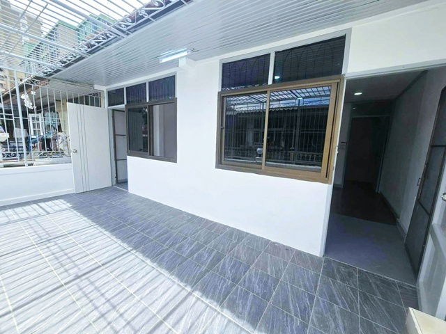 รูป ทาวน์เฮ้าส์ 2 ชั้น รีโนเวทใหม่ รร.นานาชาติรีเจนท์ 1.2 กม. ประชาราษฏร์บำเพ็ญ 12-18 ตลาดสดห้วยขวาง 1.4 กม. - รูปที่ 7/8