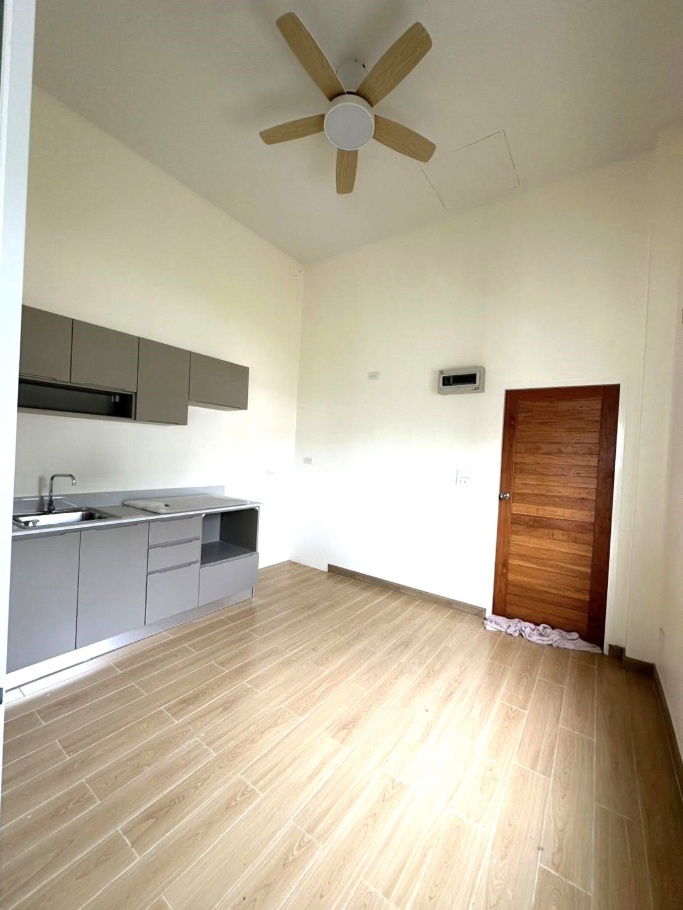 รูป ให้เช่าบ้านเดี่ยวสองชั้น  3 ห้องนอน 2 ห้องน้ำ 1  ห้องครัว  2  ที่จอดรถ - รูปที่ 2/8