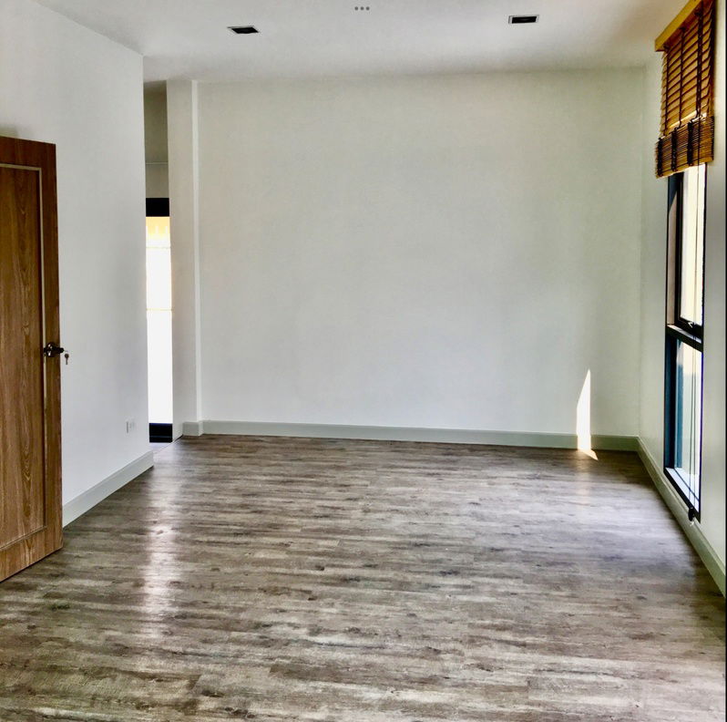 รูป บ้านเดี่ยว 2 ชั้น สไตล์โมเดิร์น วิวบึงน้ำ | หมู่บ้านมณียา ถนนประดิษฐ์มนูธรรม – เลียบด่วนเอกมัย–รามอินทรา บ้านออกแบบโดยสถาปนิก พื้นที่ใช้สอยกว้าง - รูปที่ 8/10