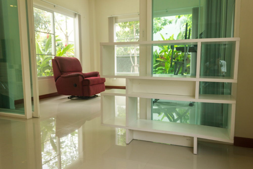 รูป ให้เช่าบ้านเดี่ยว 2 ชั้น มี 5 ห้องนอน 4 ห้องน้ำ 1 ห้องนั่งเล่น 1 ห้องอาหาร 1 ห้องครัว 1 ห้องเก็บของ จอดรถได้ 2 คัน พร้อมห้องแม่บ้าน - รูปที่ 6/35