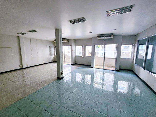 picture Fashion 2.3km. Nawamin MRT RamIntra km.9 83 700m. Commercial building for rent 3 units 5-storey - 3/8