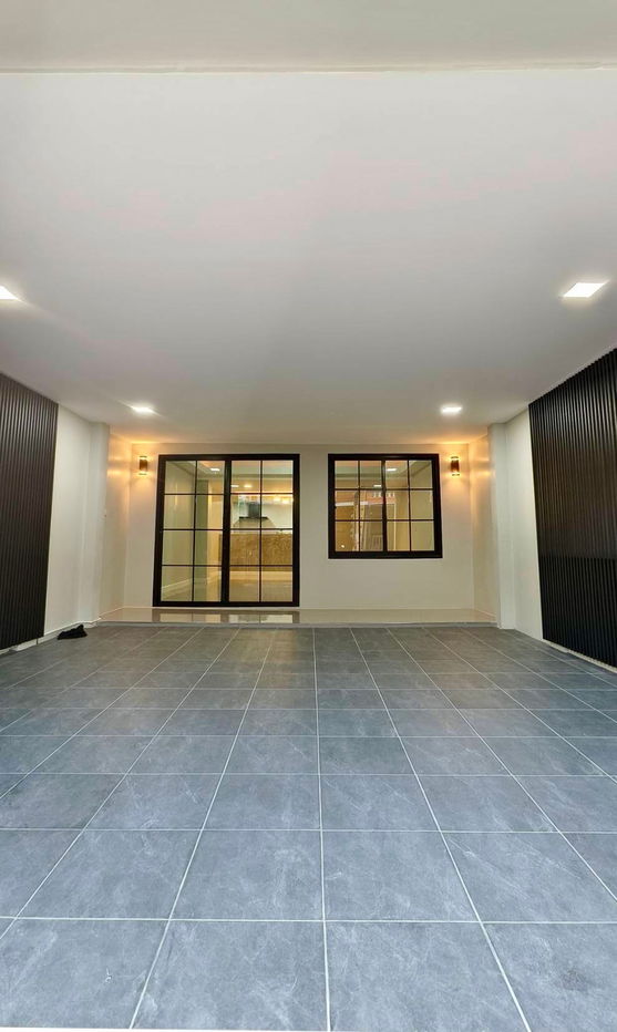 picture 2-Storey Townhouse in Hua Hin – Fully Renovated - 2/11