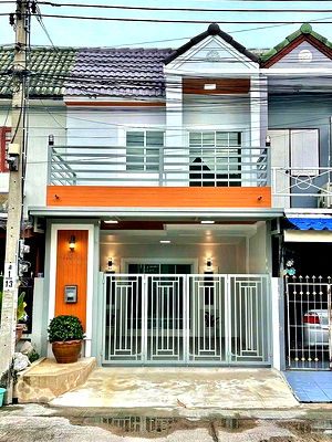 ทาวน์โฮม แม็คโคร บางบัวทอง : บ้านสวย  มีระเบียงชั้น 2  #หมู่บ้านรัตนาธานี บางบัวทอง  ติดถนนวัดลาดปลาดุก เข้าซอยไม่ถึง 100 เมตร  ใกล้เซ็นทรัล เวสเกต