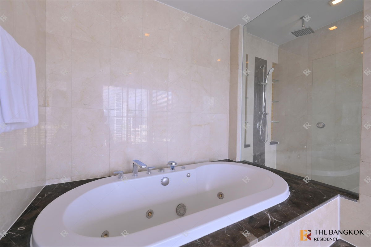 รูป Urbana Langsuan 💎 Expansive Residence with an Elegant, Well-Planned Layout 💎 Near BTS Ratchadamri - รูปที่ 16/17